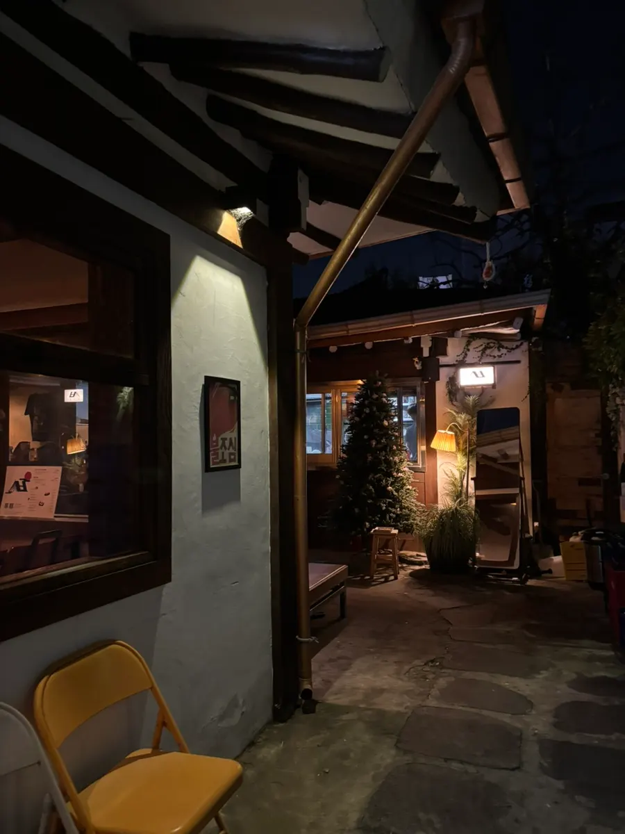 Alley entrance with the Sangbong Dongseong-ro sign visible
