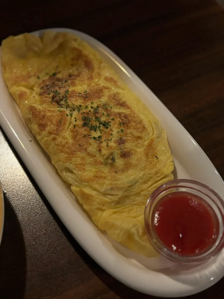 A chopstick-full of udon noodles coated in cream sauce