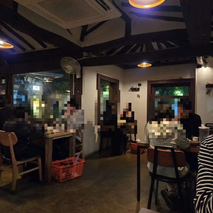 상봉 동성로 실내 좌석과 인테리어
