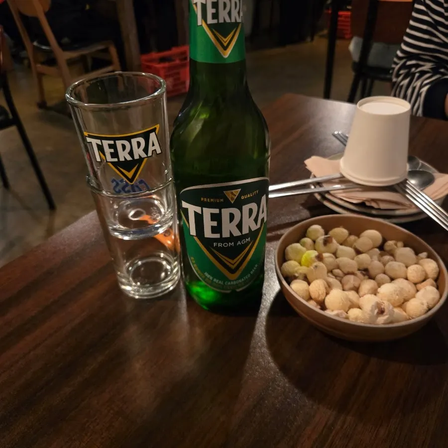 테이블에 놓인 테라 맥주