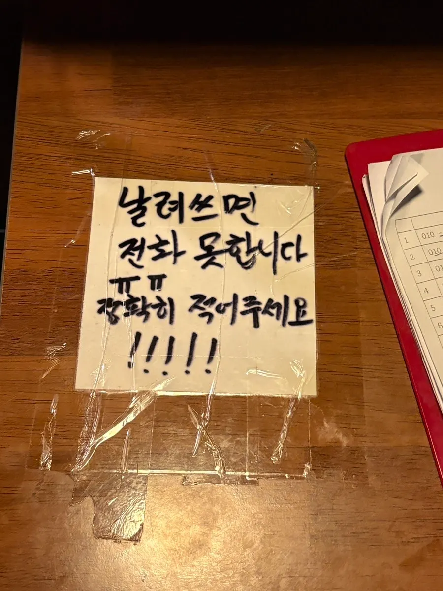 은은한 조명의 매장 내부 전경