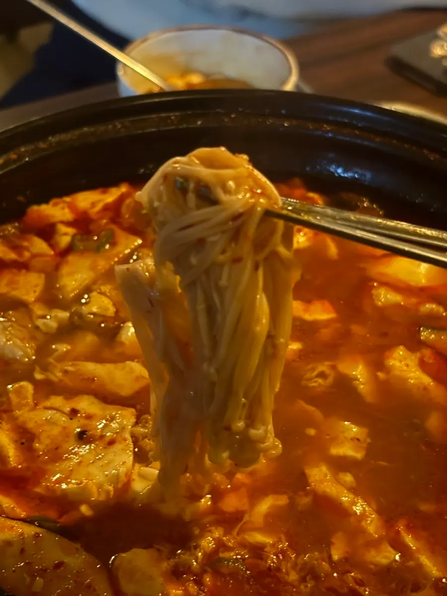 끓고 있는 매콤한 순두부전골 국물