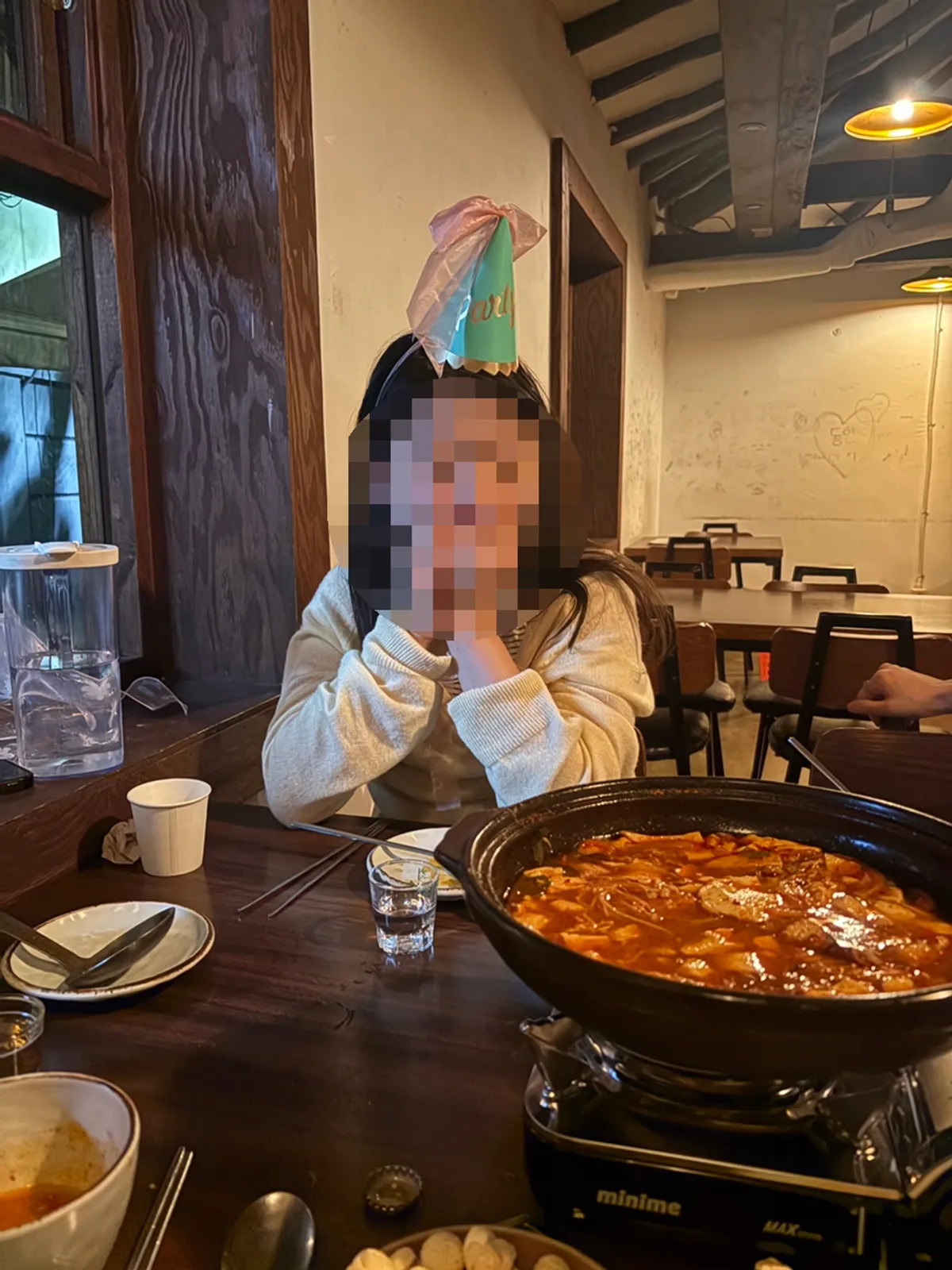 쫄깃한 추가 수제비를 건진 모습