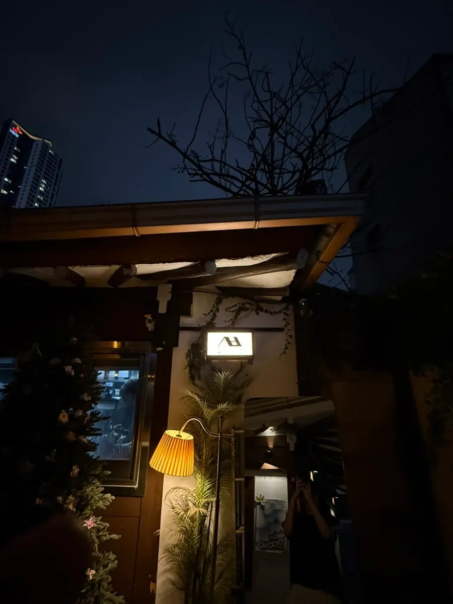 Entrance of Sangbong Dongseong-ro at the end of an alley