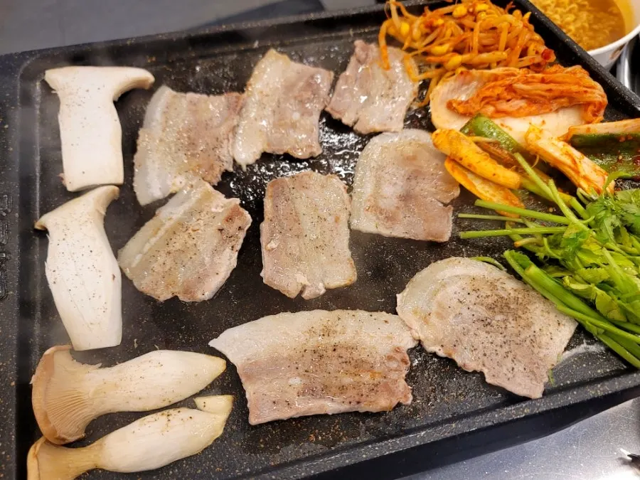 Table spread with meat and Hangang ramyeon