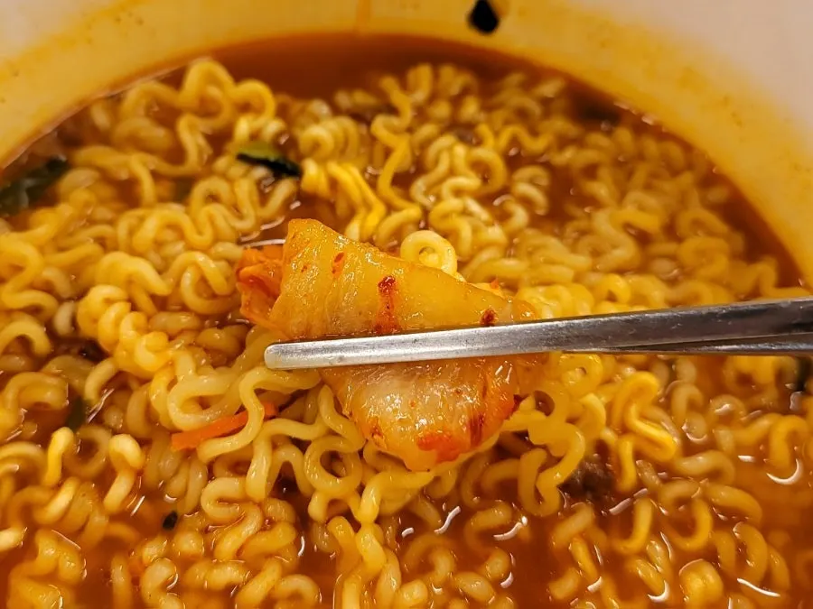 Ramyeon topped with meat and grilled kimchi