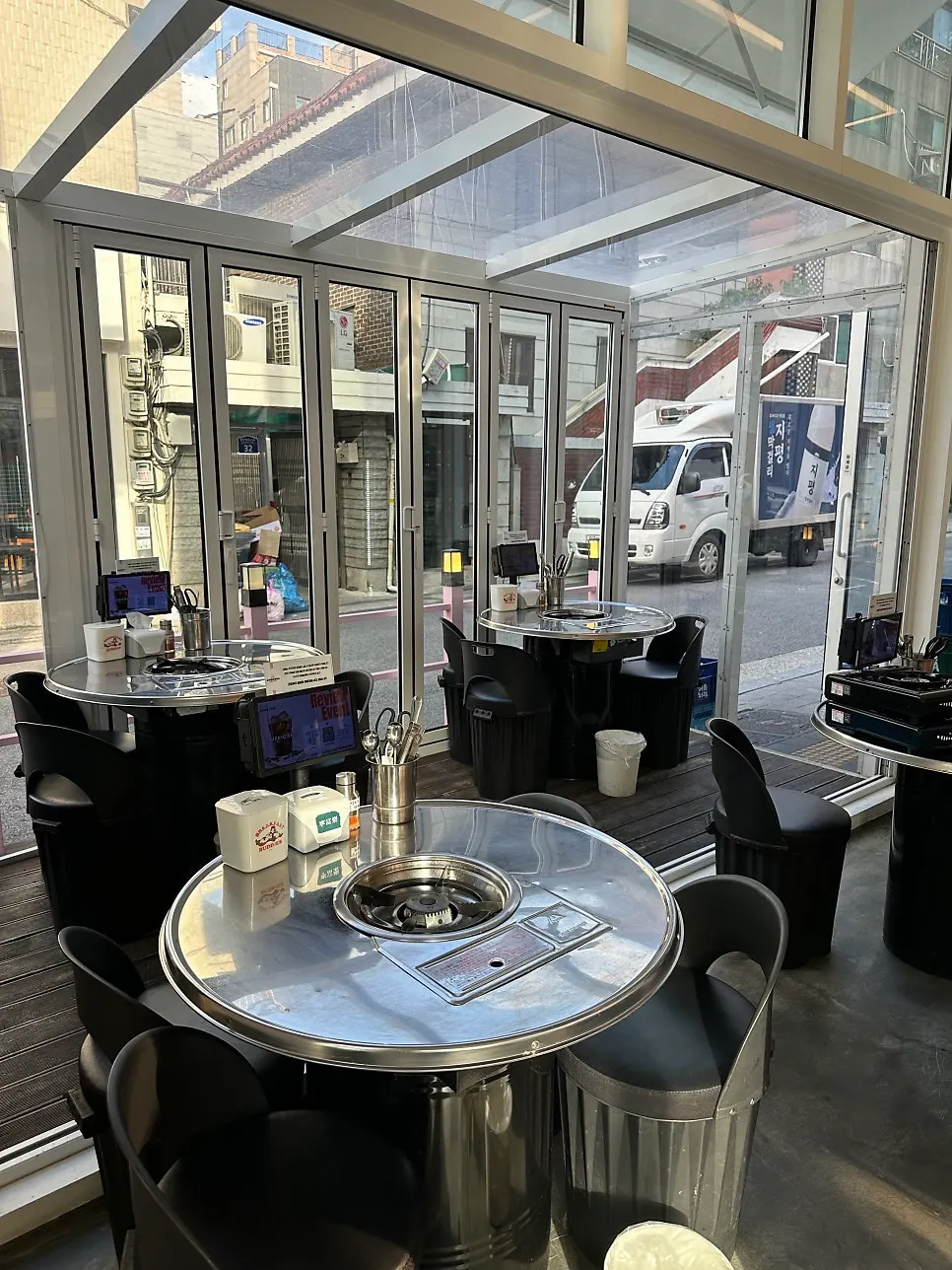 Indoor tables at Joajukne Jjukkumi