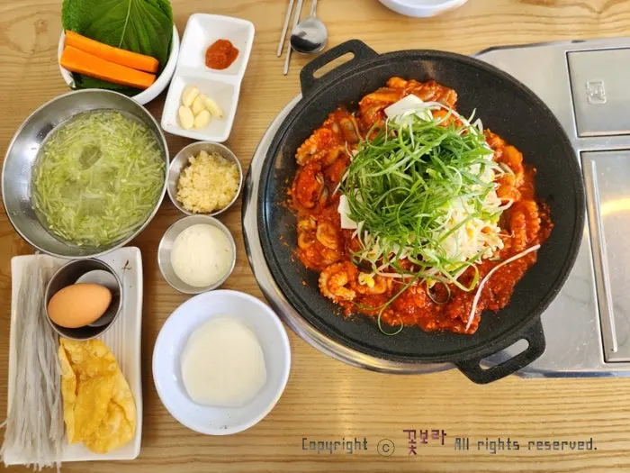 쭈꾸미 세트와 쭈삼, 얼큰쭈불전골이 적힌 메뉴판