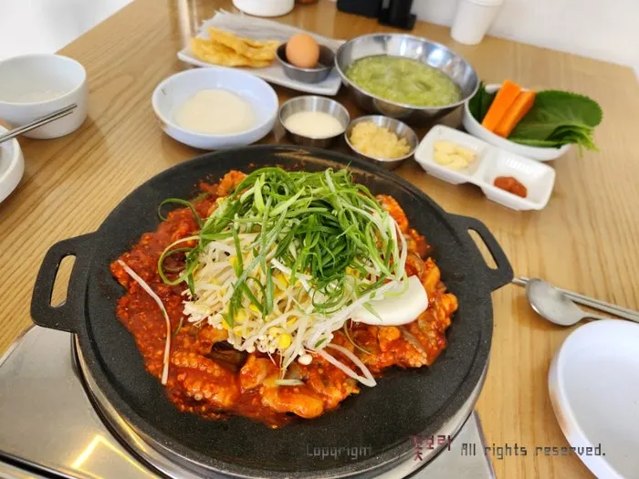 오이냉국과 쌈무, 깻잎, 날치알 기본 반찬 상차림