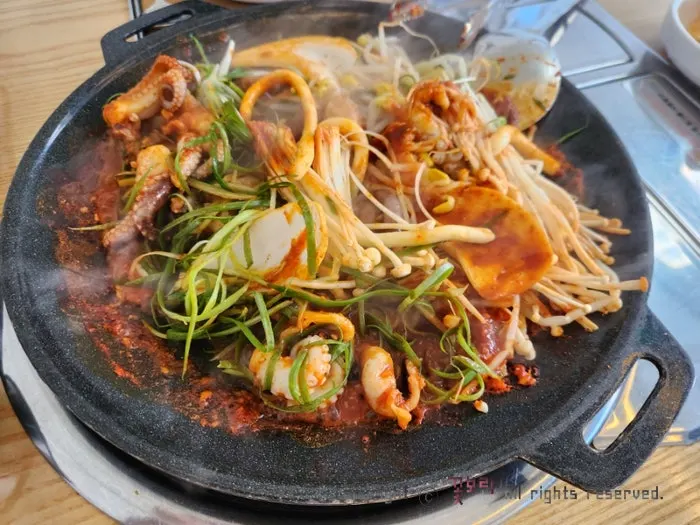 야채와 버섯, 떡이 함께 올라간 쭈꾸미 철판
