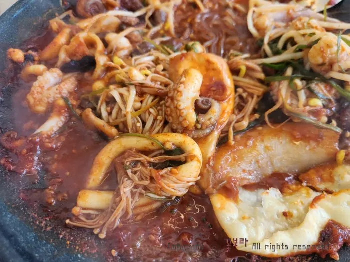 다 익은 쭈꾸미와 숭늉이 함께 놓인 테이블