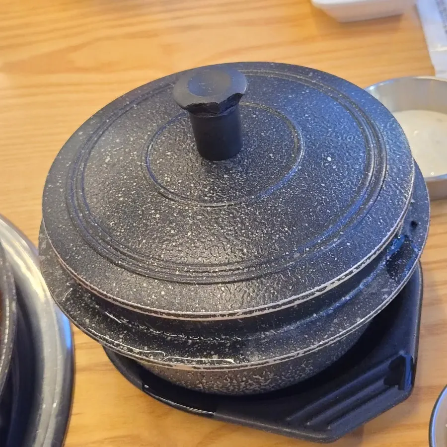 쭈삼 철판에 올라간 콩나물과 파채, 삼겹살