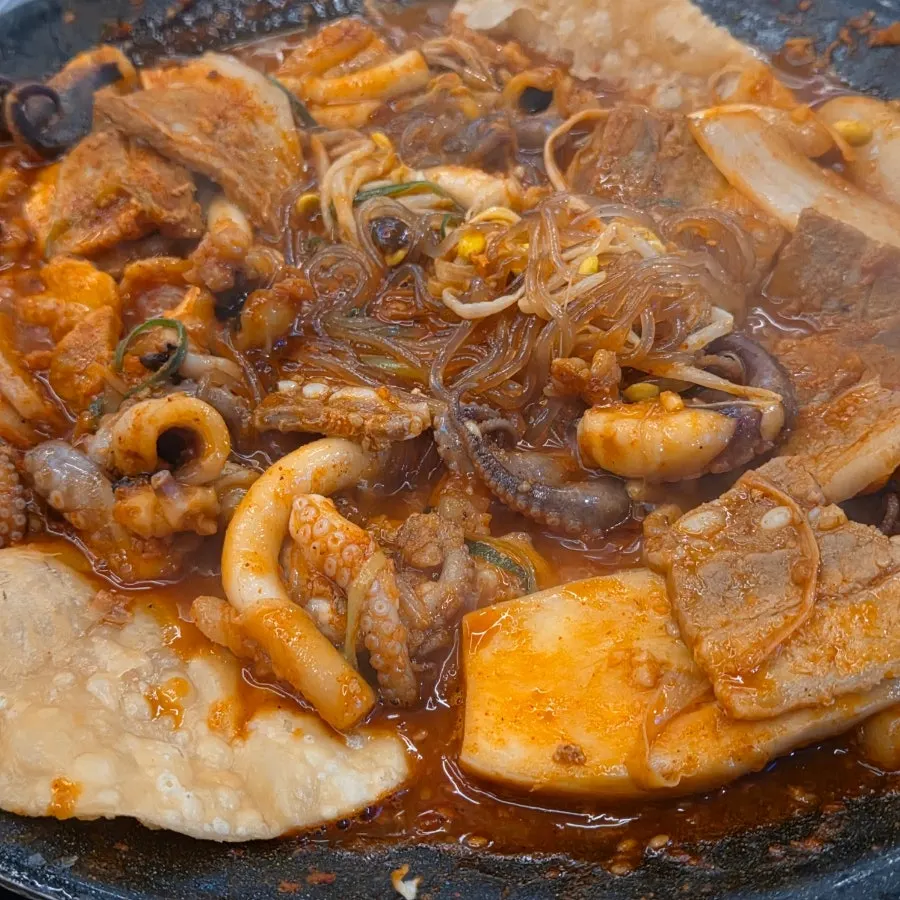 직원이 조리 중인 쭈꾸미 철판