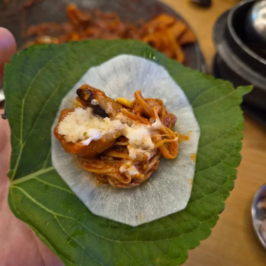 야장 테이블의 쭈꾸미 철판과 맥주