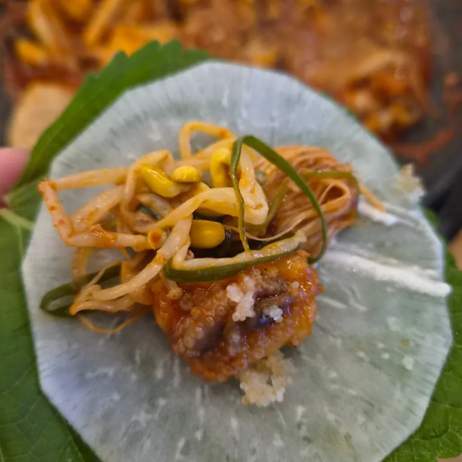 오동통한 쭈꾸미 한 점 클로즈업