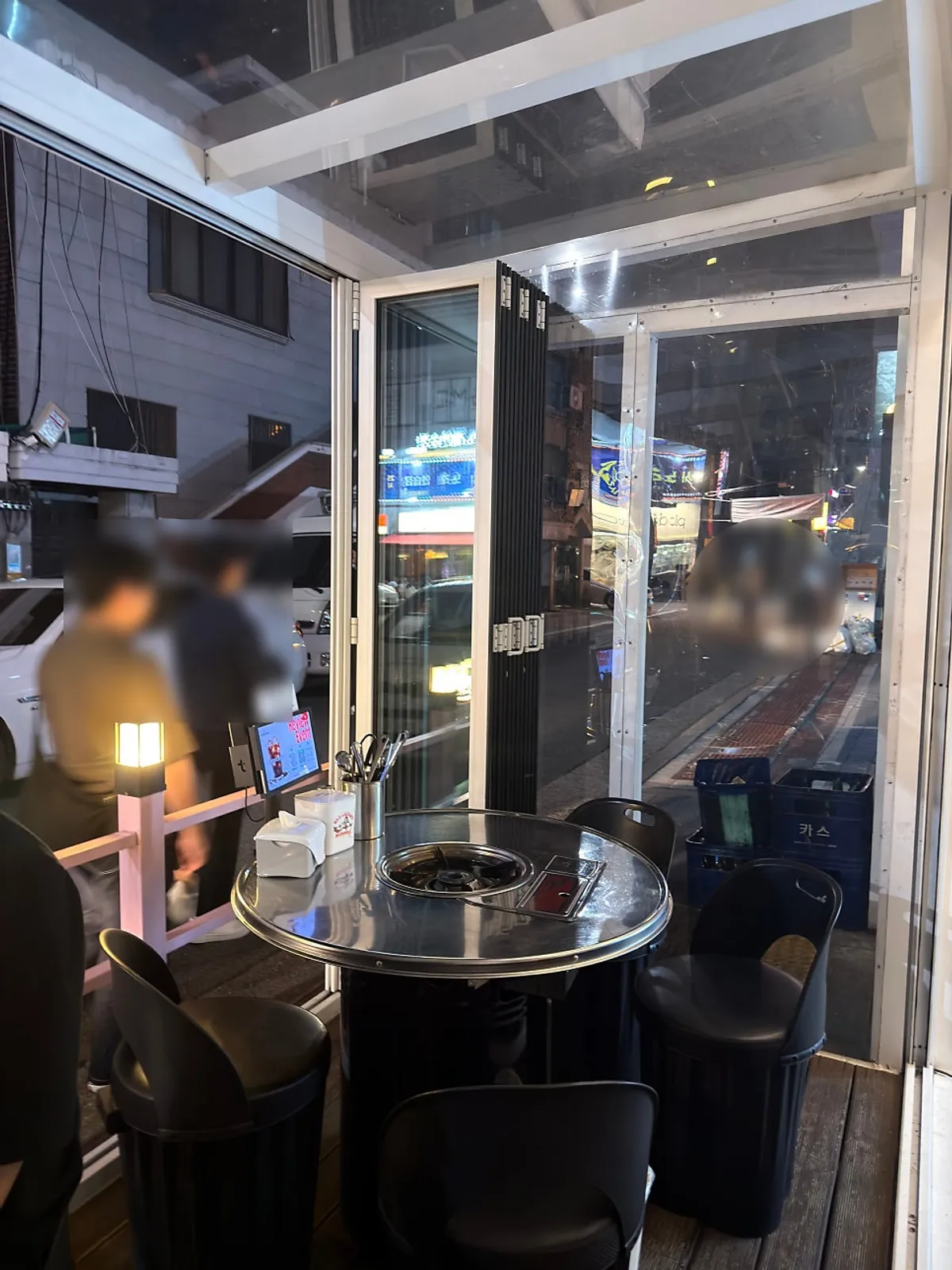 Cool evening scene at the Sangbong food alley's outdoor tables
