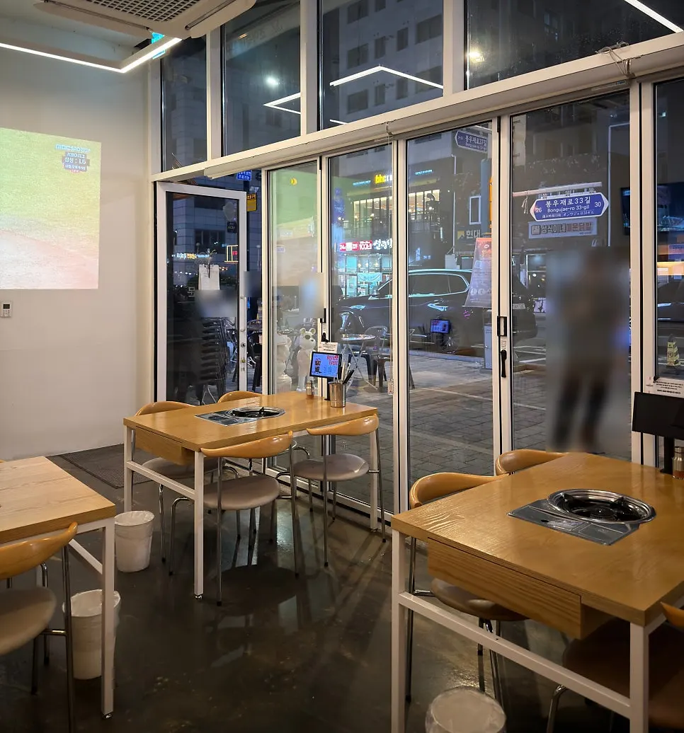 Outdoor seating at Joajukne Jjukkumi filled with customers