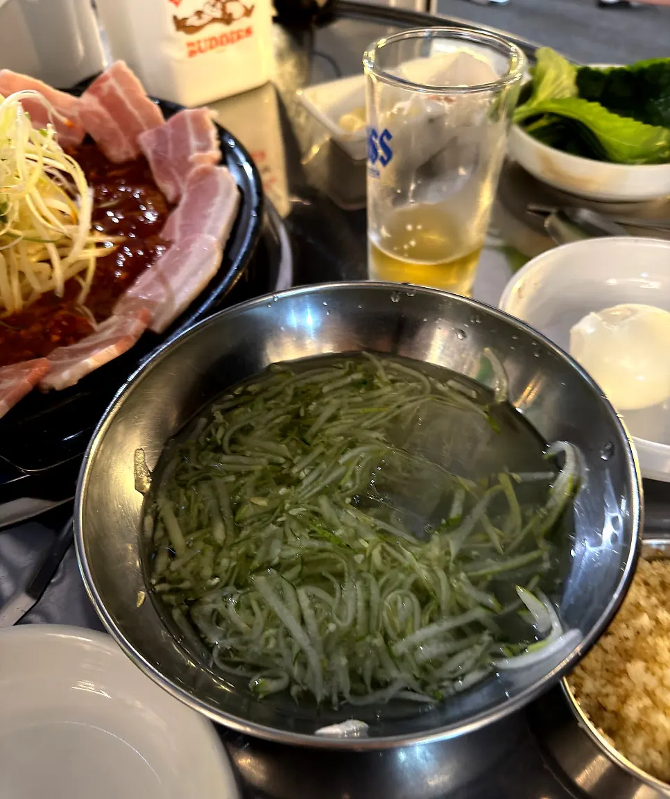 Jjukkumi-samgyeopsal being cooked on the hot plate