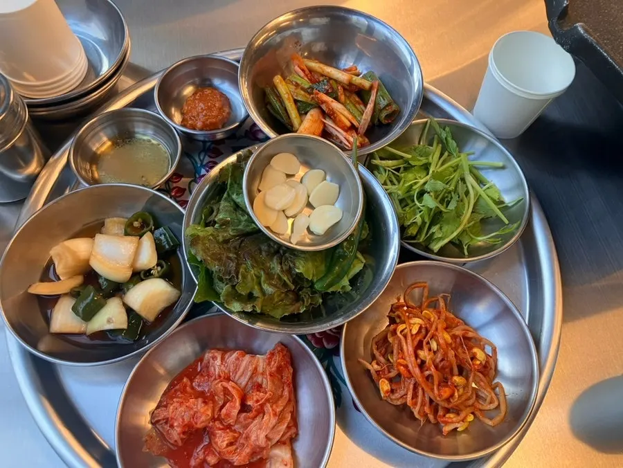 넓은 테이블과 기본 오봉상