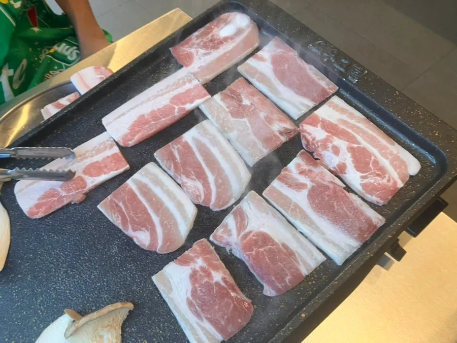 냉삼과 콩나물, 김치를 굽는 모습