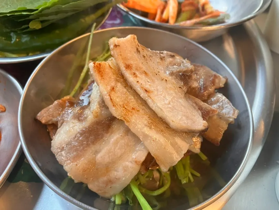 리필한 미나리와 구운 마늘 냉삼