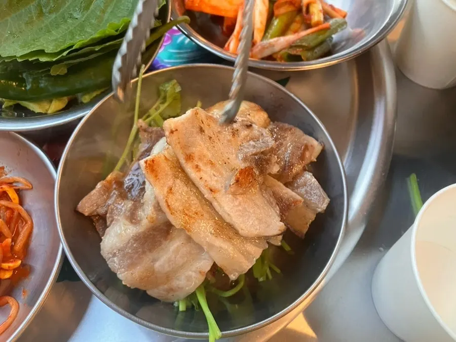 철판 위에 수북하게 올린 냉삼