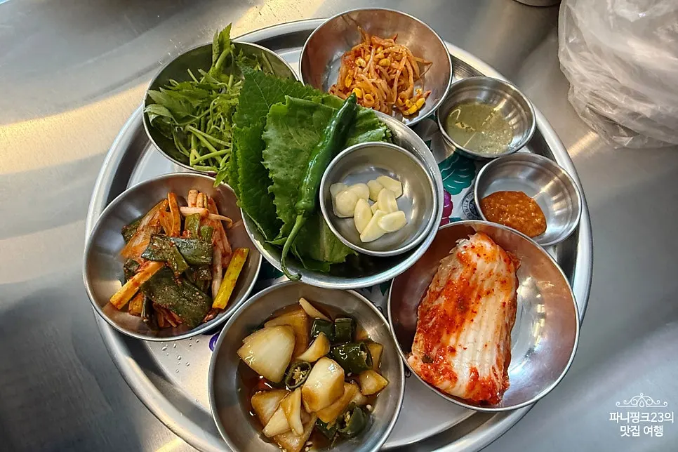 냉삼 특제 불판과 기본 상차림