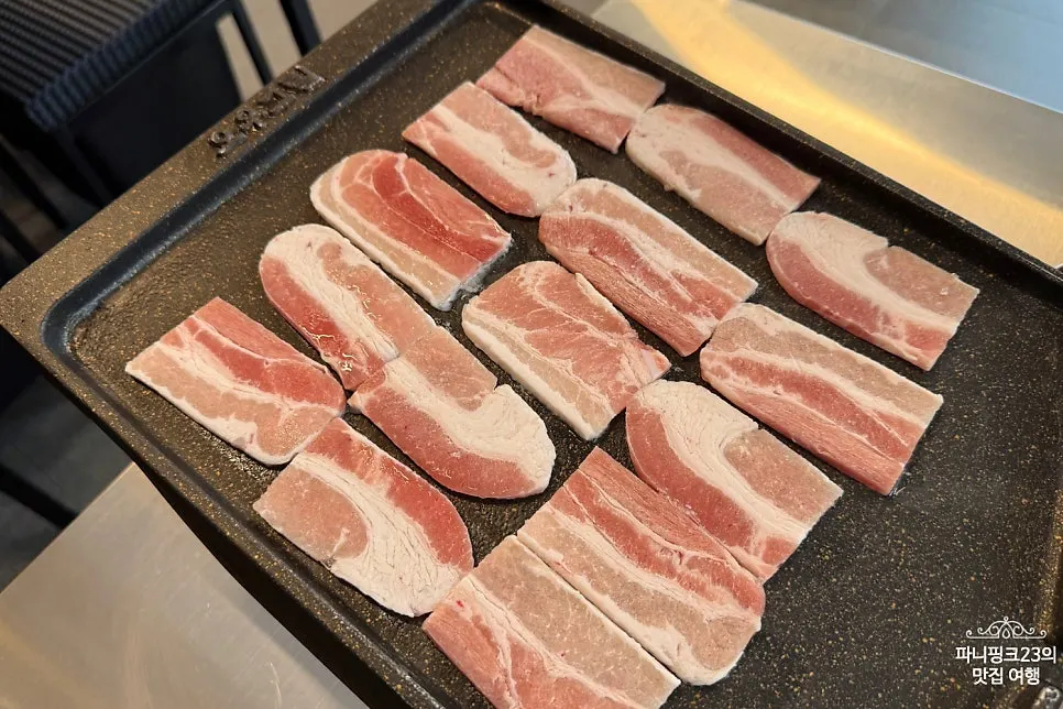 불판에 올린 냉동 삼겹살