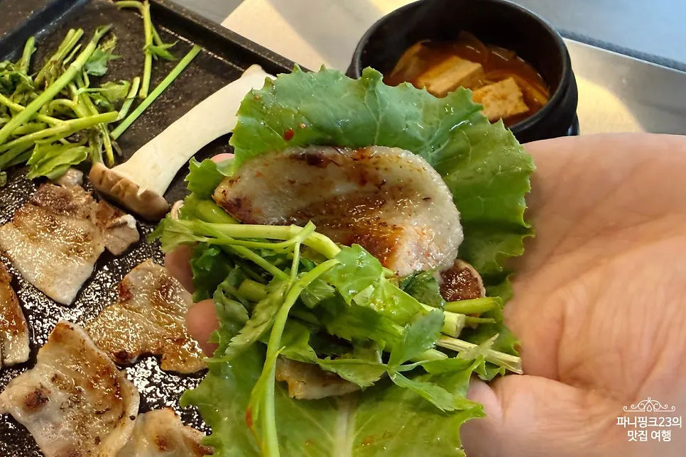 김치와 콩나물을 곁들인 냉삼