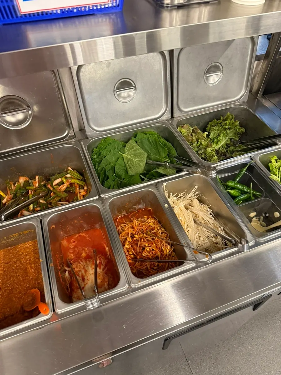 파김치와 콩나물 무침 등 밑반찬 접시