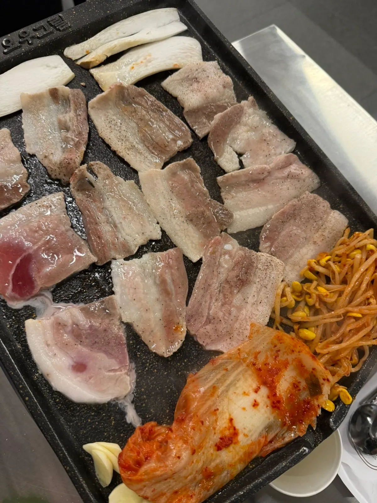 불판에 올린 냉동삼겹살