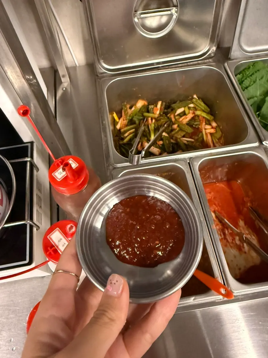 냉수로 헹궈 얼음을 넣은 비빔면
