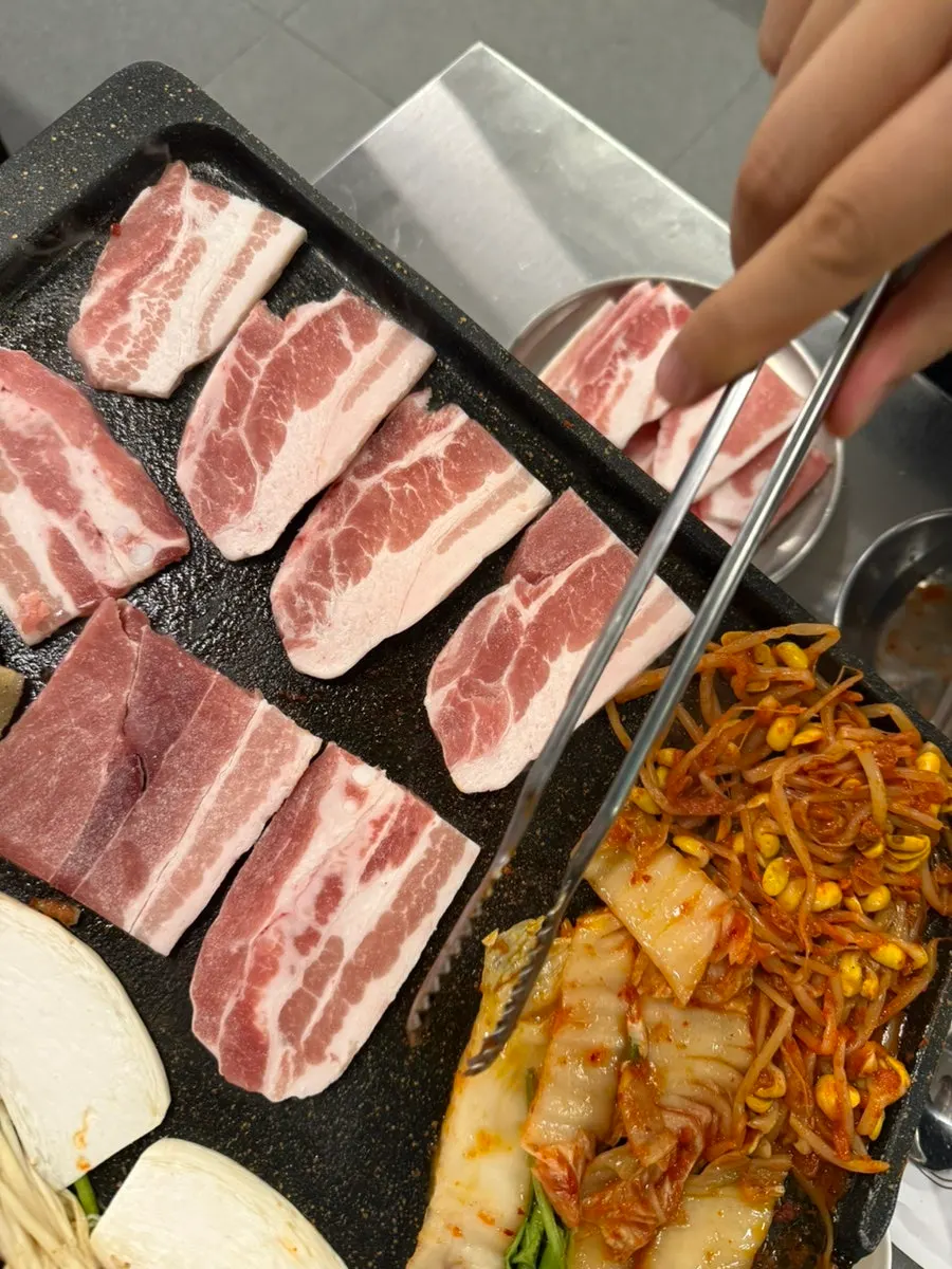 매운소스를 곁들인 비빔면과 냉삼