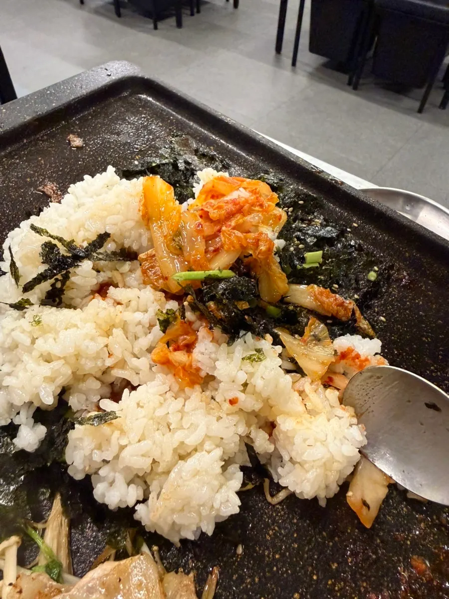냉삼과 함께 놓인 된장찌개 상차림
