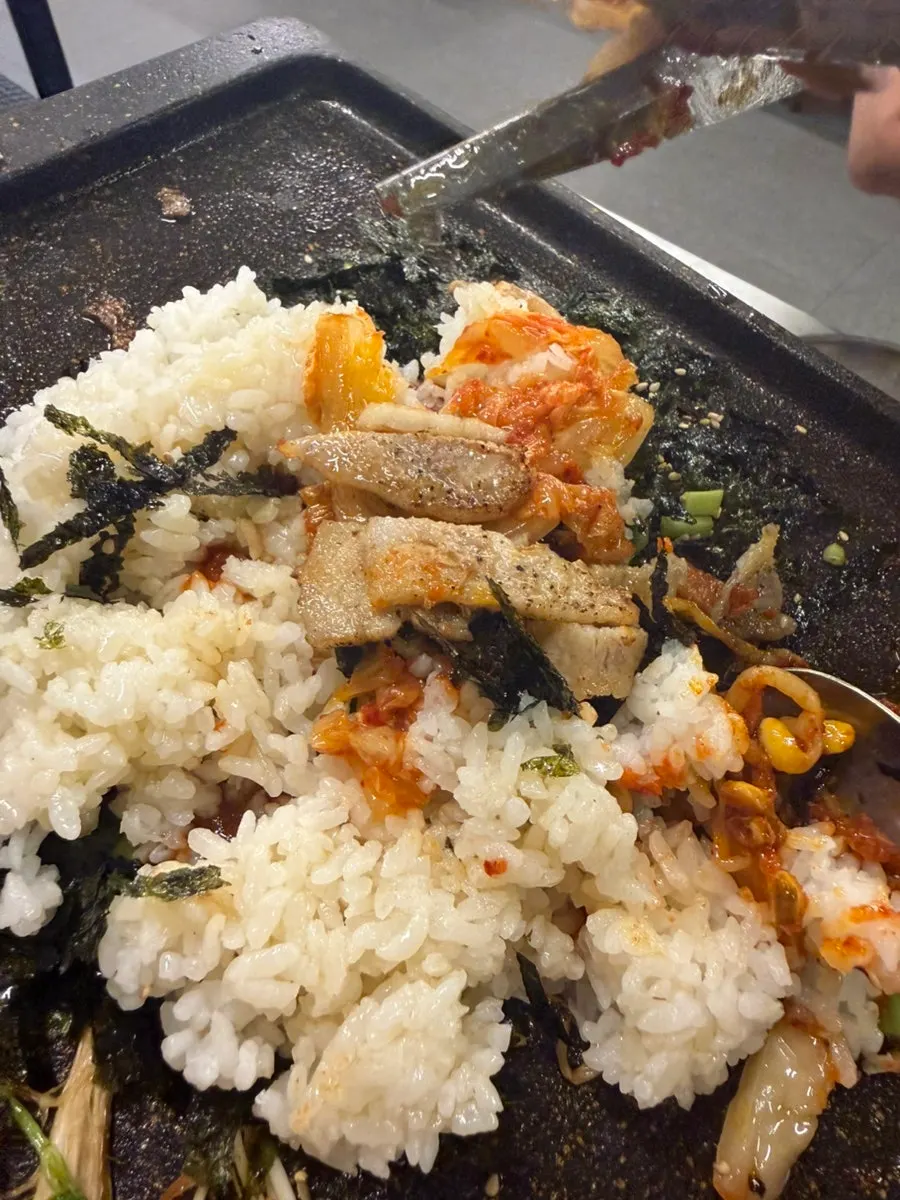 불판에서 만드는 셀프 볶음밥