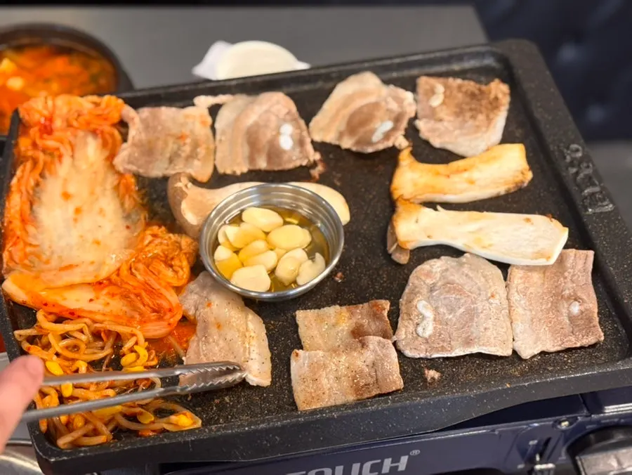 냉삼 한 점을 올린 밥 한 숟갈