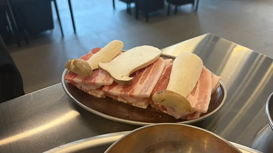 Naengsam served with garlic and side dishes