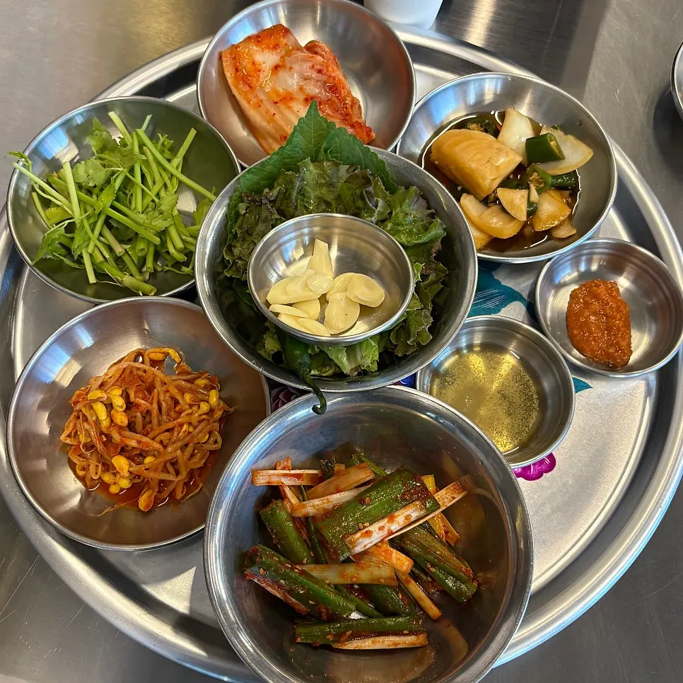 대왕쟁반에 한번에 나온 반찬 세팅