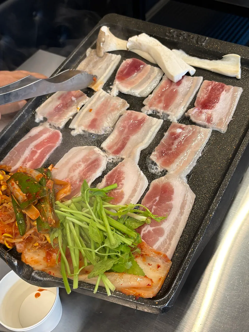 라면 기계에서 끓고 있는 짜슐랭