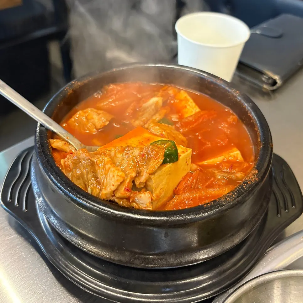 셀프바에서 가져온 팽이버섯과 쌈채소