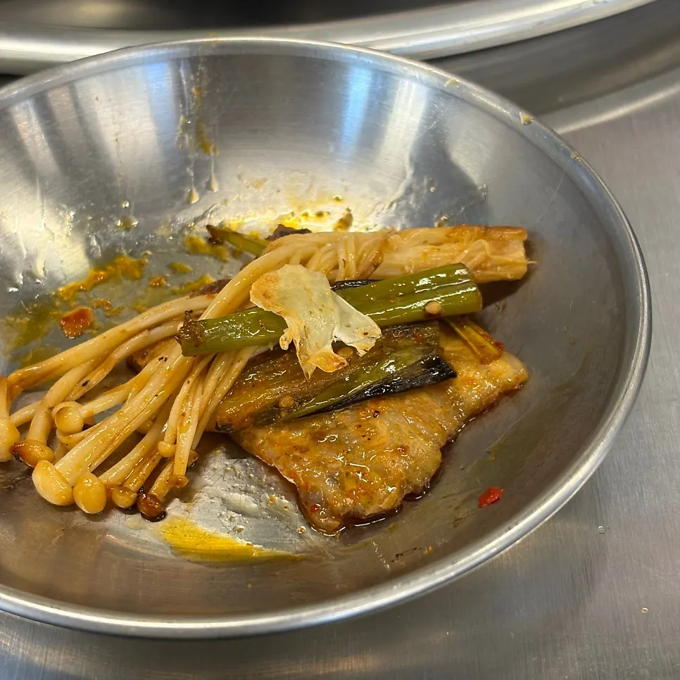 진한 국물의 김치찌개와 공기밥