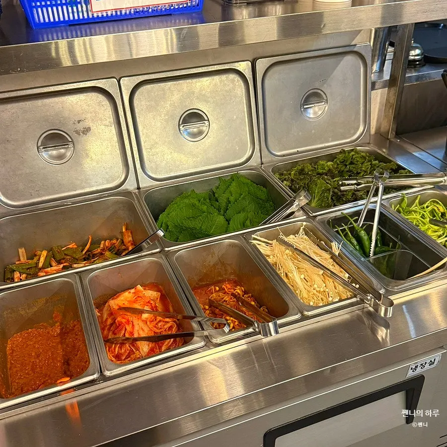 Self-service bar for extra side dishes
