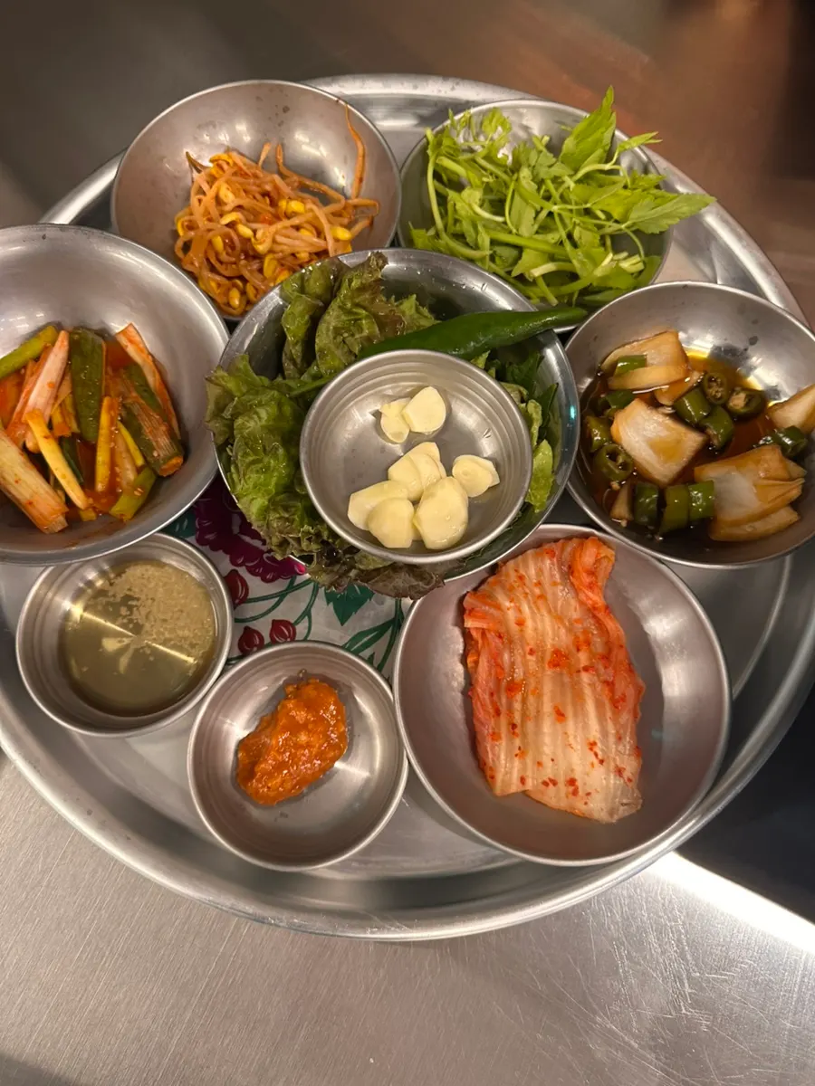 불판 위에서 여러 번 뒤집은 냉동삼겹살