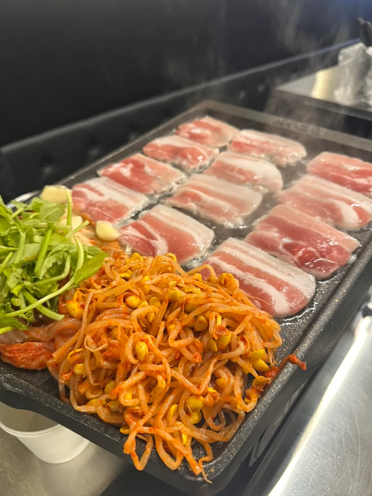 접시에 담겨 나온 냉동삼겹살 4인분