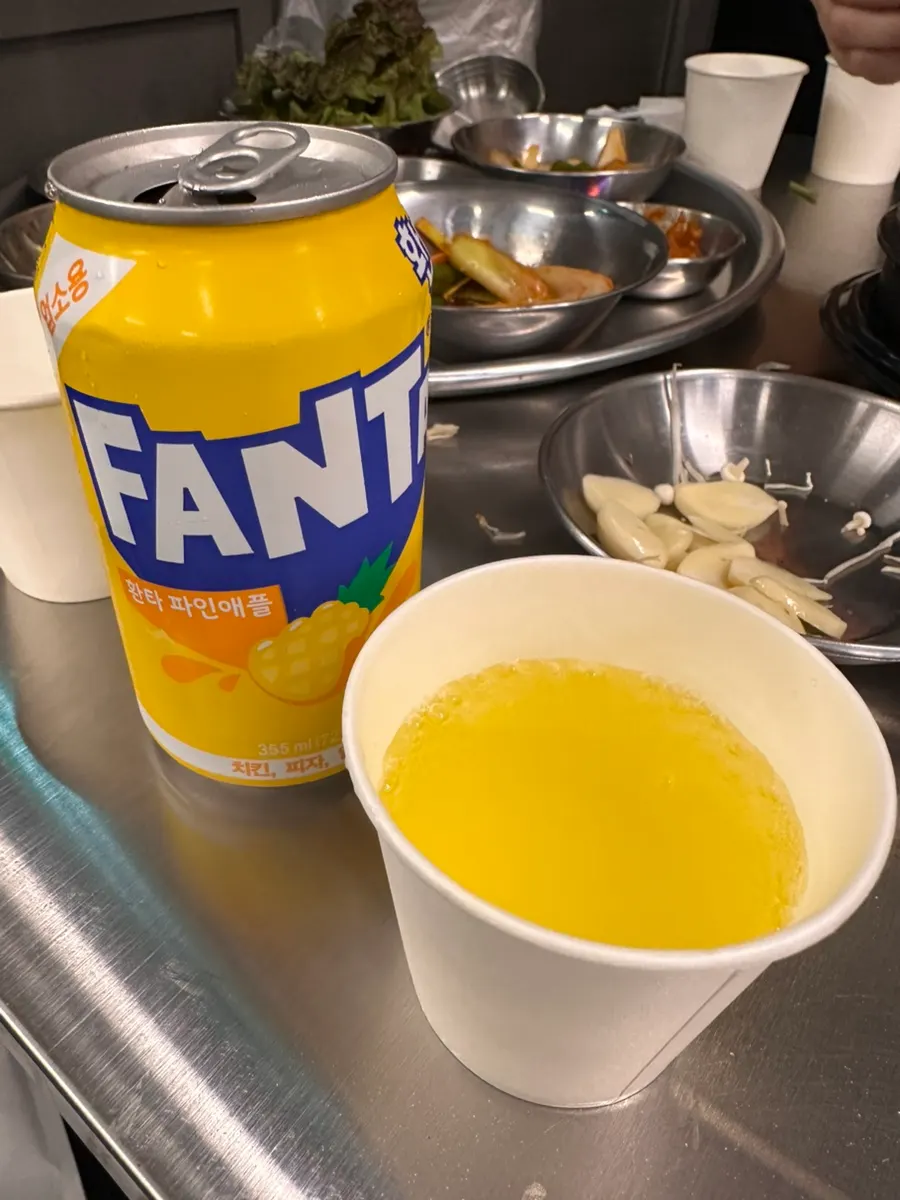 상추에 냉삼과 반찬을 올린 쌈