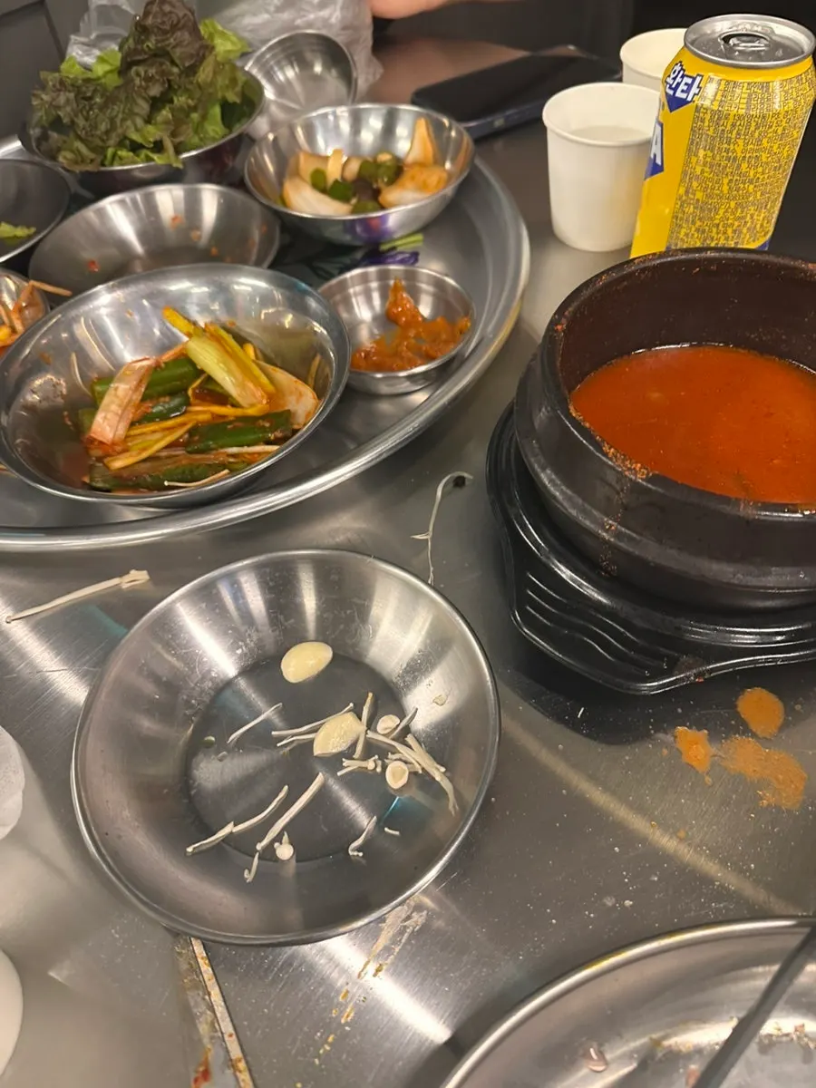 구워진 냉삼 4겹과 곁들임 야채