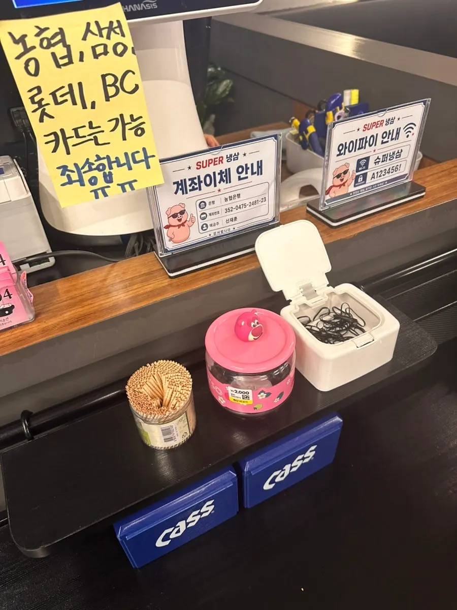 깔끔하게 비운 식사 후 테이블