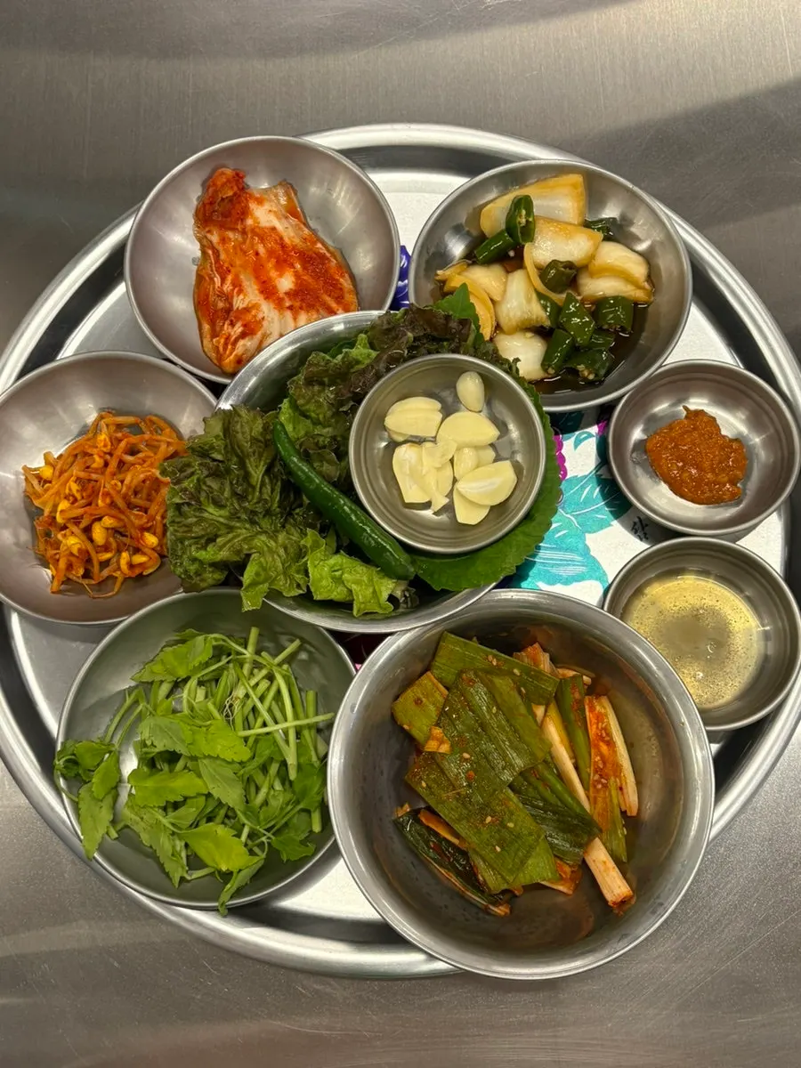 냉삼과 찌개, 밥을 주문한 상차림