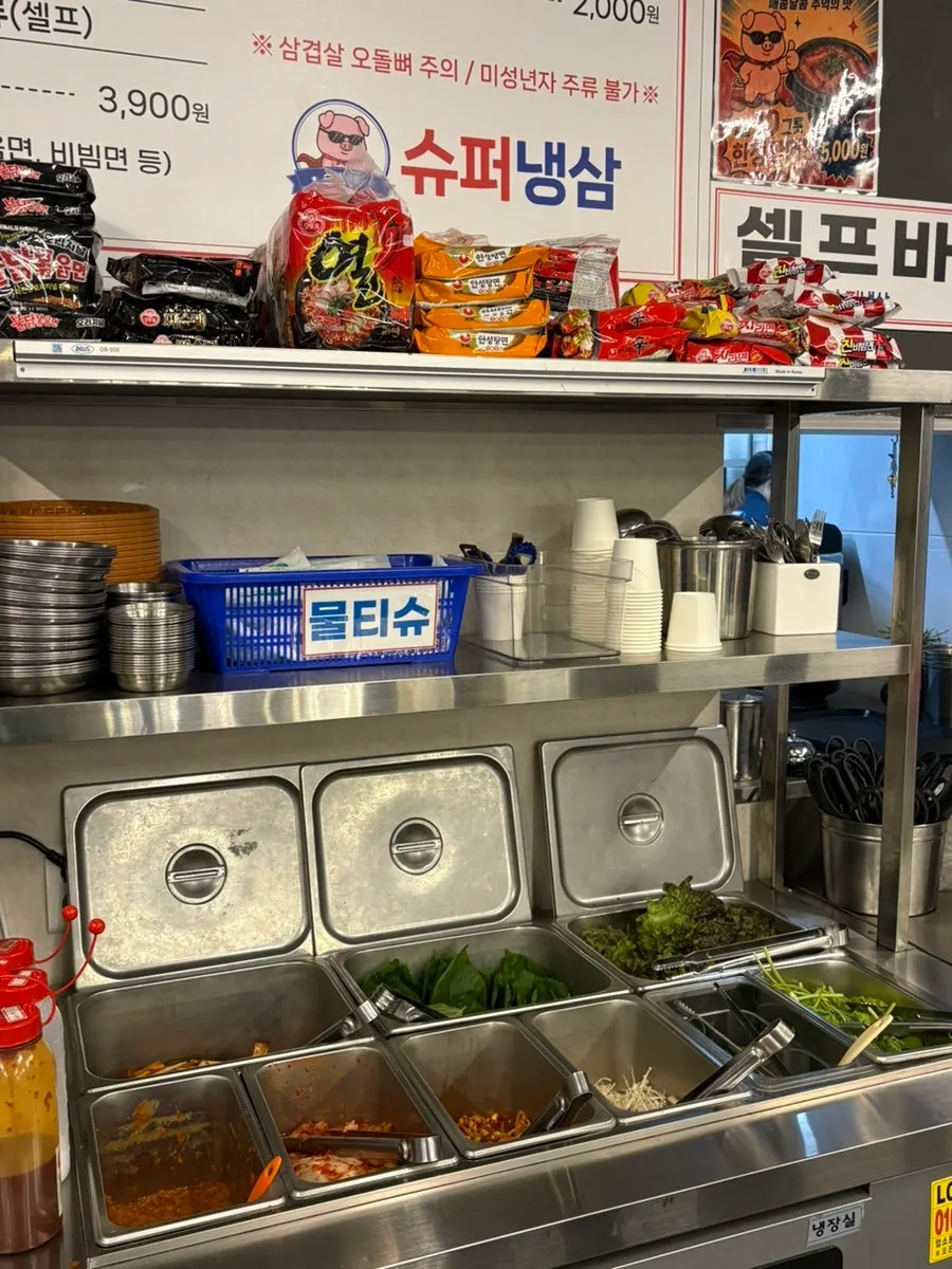 쌈과 김치, 콩나물로 구성된 밑반찬