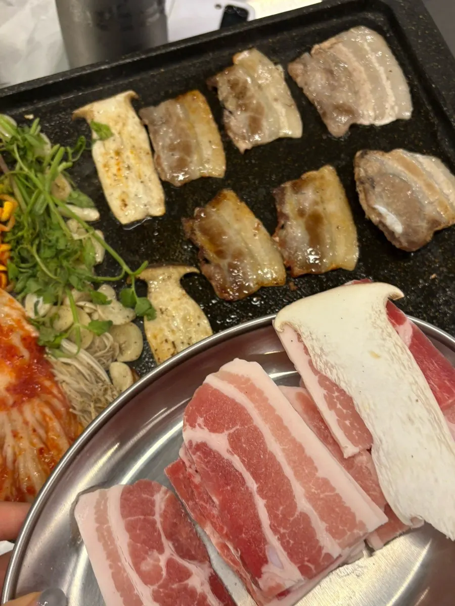 김치와 콩나물을 함께 굽는 냉삼